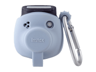 Appareil photo Instax bleu clair avec un mousqueton argenté attaché.