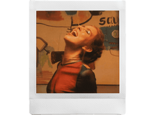 Charger l&#39;image dans la galerie, Une femme sur une photo polaroid qui rit et regarde en l&#39;air.
