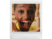 Charger l&#39;image dans la galerie, Gros plan d&#39;une femme souriante, bouche ouverte.
