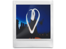 Charger l&#39;image dans la galerie, Photo polaroïd blanche avec un cœur de lumière sur un ciel bleu foncé.
