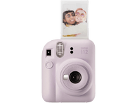 Appareil photo Instax Mini 12 lilas avec photo. Fond noir. Deux personnes souriantes.