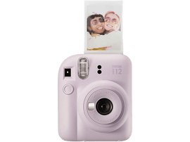 Appareil photo Instax Mini 12 lilas avec photo. Fond noir. Deux personnes souriantes.