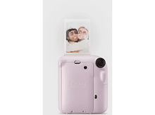Charger l&#39;image dans la galerie, Un appareil photo Instax rose avec une photo de deux femmes souriantes sortant du haut.
