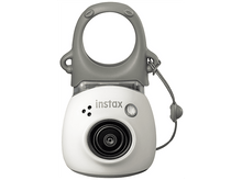 Charger l&#39;image dans la galerie, Appareil photo Instax blanc avec poignée grise, objectif et flash. Corde grise attachée.
