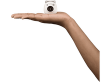 Charger l&#39;image dans la galerie, Gros plan d&#39;un téléphone noir avec des objectifs de caméra triples.
