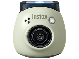 Appareil photo Instax vert avec objectif et flash. Il y a une lumière en haut.