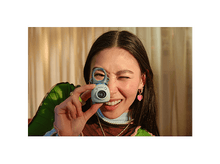 Charger l&#39;image dans la galerie, Voiture jouet verte avec le numéro 58 sur une surface bleue.
