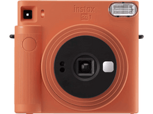 Charger l&#39;image dans la galerie, Appareil photo Instax orange ; design carré avec un grand objectif, flash et bouton.
