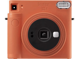 Appareil photo Instax orange ; design carré avec un grand objectif, flash et bouton.