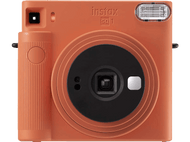 Appareil photo Instax orange ; design carré avec un grand objectif, flash et bouton.