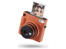 Charger l&#39;image dans la galerie, Appareil photo Instax orange avec photo sortant, fond blanc.
