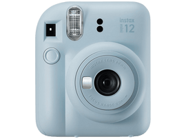 Un appareil photo Instax Mini 12 bleu clair avec un grand objectif et le logo Instax.