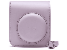 Charger l&#39;image dans la galerie, Un étui d&#39;appareil photo violet clair avec une sangle. L&#39;étui est carré avec une ouverture d&#39;objectif arrondie. Il est sur un fond blanc.
