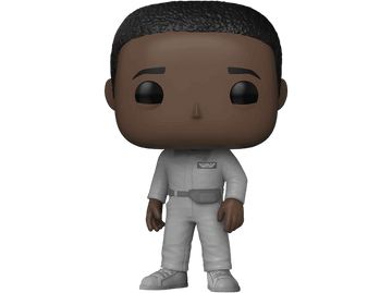 Figurine Funko Pop d'un homme en combinaison spatiale blanche. Fond noir. La figurine a la peau foncée.