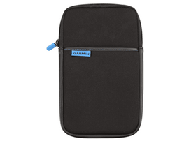 Étui noir pour appareil Garmin avec fermeture éclair bleue et étiquette Garmin bleue. Forme rectangulaire.