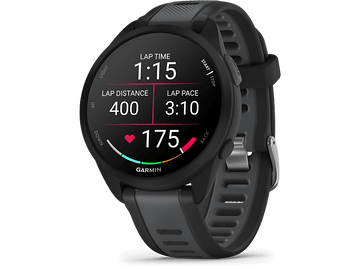 Une montre intelligente noire affichant les statistiques : temps au tour, distance et allure.