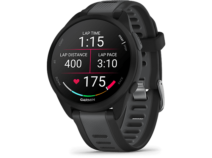Une montre intelligente noire affichant les statistiques : temps au tour, distance et allure.