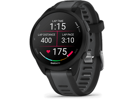 Une montre intelligente noire affichant les statistiques : temps au tour, distance et allure.