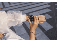 Charger l&#39;image dans la galerie, Femme avec une montre au poignet, utilisant la montre.
