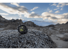 Charger l&#39;image dans la galerie, Smartwatch sur un rocher, fond de montagne.
