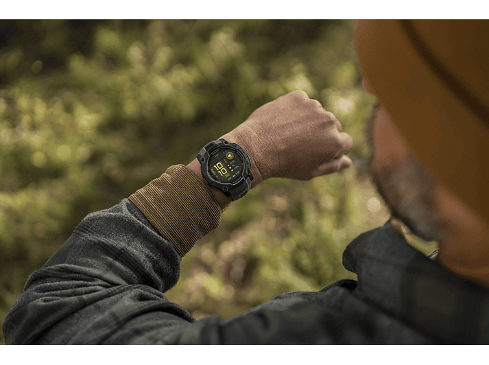 Homme regardant une montre intelligente à son poignet.