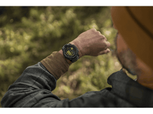 Charger l&#39;image dans la galerie, Homme regardant une montre intelligente à son poignet.
