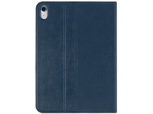 Charger l&#39;image dans la galerie, Une coque de tablette bleu foncé, fermée, avec une découpe pour l&#39;objectif de l&#39;appareil photo.
