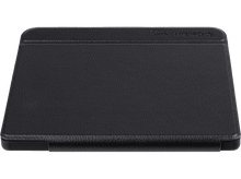 Charger l&#39;image dans la galerie, Housse de tablette en cuir noir fermée, sur une surface noire.
