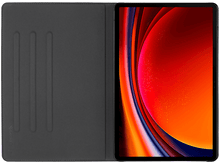 Charger l&#39;image dans la galerie, Étui de tablette gris ouvert, tablette noire avec écran orange-rouge visible.
