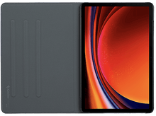 Charger l&#39;image dans la galerie, Tablette dans un étui gris, ouverte. L&#39;écran affiche un dégradé rouge et orange.
