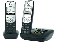 Deux téléphones sans fil Gigaset, un sur un chargeur. L'écran affiche l'heure et les détails de l'appel. Design noir et argent.