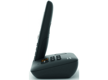 Charger l&#39;image dans la galerie, Téléphone fixe noir sur son socle, vue latérale, incliné vers le haut.
