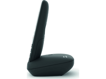 Charger l&#39;image dans la galerie, Téléphone sans fil noir sur une base noire, vu de côté. Il est sur une surface blanche.
