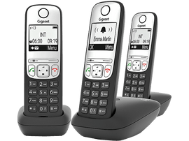 Trois téléphones sans fil Gigaset dans leurs bases de chargement. Tous les téléphones ont des écrans et des boutons.