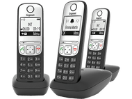 Trois téléphones sans fil Gigaset dans leurs bases de chargement. Tous les téléphones ont des écrans et des boutons.