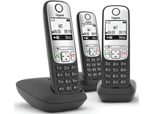 Charger l&#39;image dans la galerie, Trois téléphones sans fil Gigaset noirs et argentés avec bases de chargement. Les écrans affichent l&#39;heure et les options de menu.
