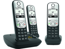 Charger l&#39;image dans la galerie, Trois téléphones sans fil noirs et argentés sur un chargeur. Chaque téléphone affiche l&#39;heure et la date.
