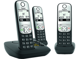 Trois téléphones sans fil noirs et argentés sur un chargeur. Chaque téléphone affiche l