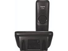Charger l&#39;image dans la galerie, Téléphone noir sur sa station de charge. Le téléphone porte la marque Gigaset.
