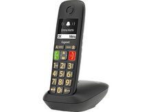 Charger l&#39;image dans la galerie, Téléphone Gigaset noir sur socle de charge. Écran affiche les détails du contact. Grosses touches visibles.
