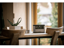 Charger l&#39;image dans la galerie, Une centrale électrique portable sur une table en bois, à l&#39;intérieur d&#39;une maison.
