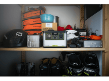 Charger l&#39;image dans la galerie, Étagère en bois avec équipement pour activités de plein air : casque, station d&#39;alimentation portable et plus encore.
