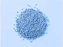 Charger l&#39;image dans la galerie, Un tas de granulés de plastique bleu clair sur un fond bleu clair, vu directement d&#39;en haut.
