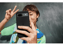 Charger l&#39;image dans la galerie, Une personne prend un selfie avec un téléphone Pixel noir dans une coque, signe de paix.
