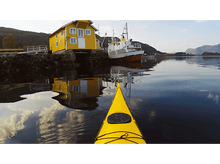 Charger l&#39;image dans la galerie, Kayak jaune sur l&#39;eau reflétant un bâtiment jaune et le ciel.
