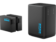 Chargeur de batterie double GoPro et deux batteries. Le chargeur est noir avec logo bleu.