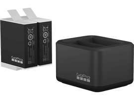 Deux batteries GoPro noires et un chargeur GoPro noir. Le chargeur a deux emplacements.