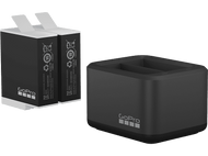 Deux batteries GoPro noires et un chargeur GoPro noir. Le chargeur a deux emplacements.