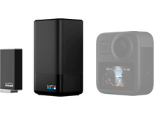 Charger l&#39;image dans la galerie, Produits GoPro : une batterie, un chargeur et une caméra avec un petit écran affichant des données vidéo.
