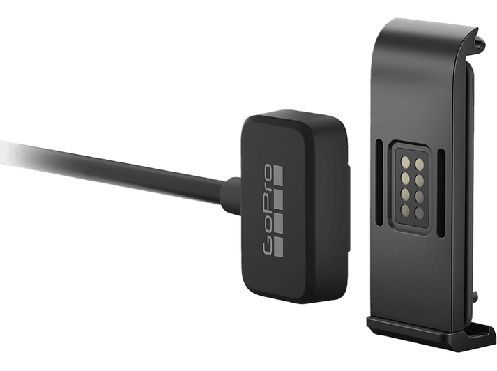 Câble de chargement GoPro avec un logo GoPro et un connecteur pour un appareil noir.